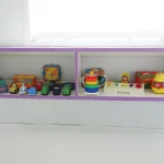 Estande com alguns brinquedos utilizados pelos professores e bebês do Berçário do Colégio Mirassol.