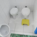 Banheirinho das crianças do tamanho certinho sendo proporcional e condizente ao tamanho deles - Berçário do Colégio Mirassol.