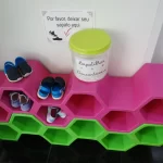 A escola Mirassol se preocupa com a higiene e tem uma área para que os sapatos e tenis dos alunos sejam guardados.