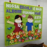 Cartaz feito pelos alunos do Colégio Mirassol com uma frase motivacional "nossa escola é mais alegre quando você está aqui".