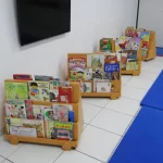 Área com livros e revistas para estimular a leitura das crianças do Infantil e 1º ano do Colégio Mirassol.