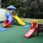 Área de lazer com escorregador e brinquedos em geral para desenvolvimento da coordenação motora das crianças do Infantil e 1º ano do Colégio Mirassol.