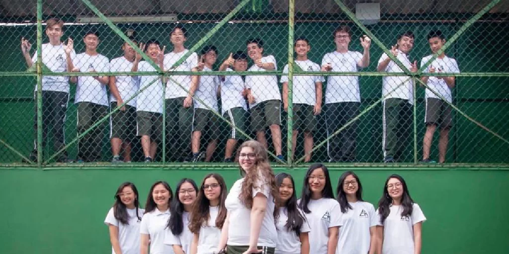 Alunos do ensino fundamental do Colégio Mirassol que fica situado na Rua Mirassol, 93 - Vila Clementino em SP.