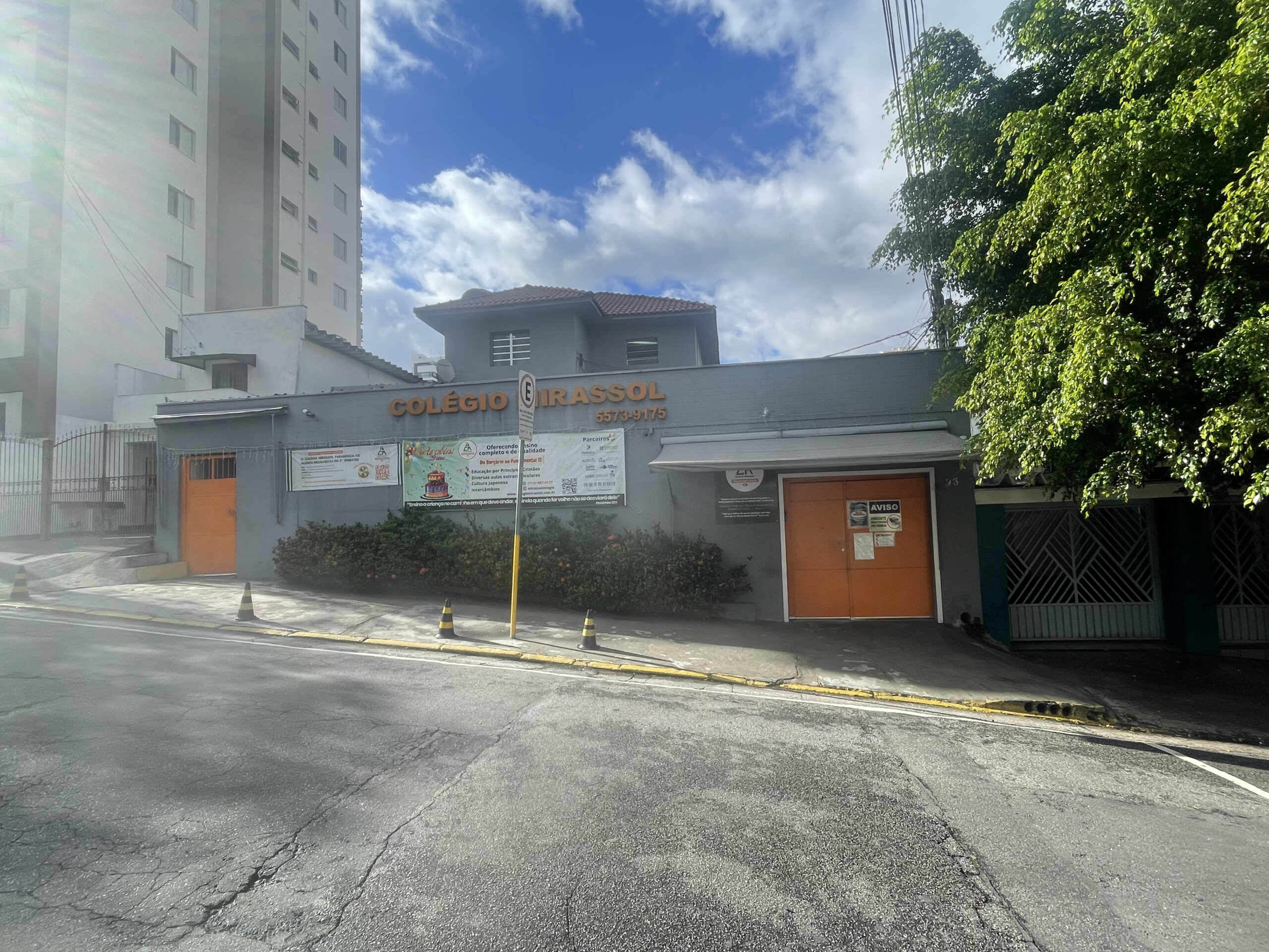 Colégio infantil próximo praça da árvore