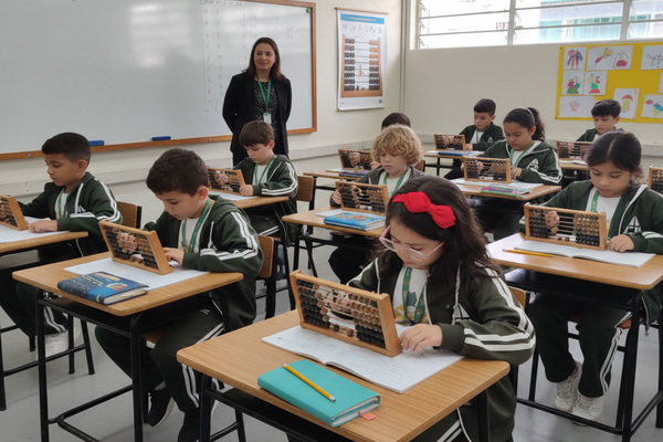 Escola com ensino da língua japonesa perto da Praça da Árvore