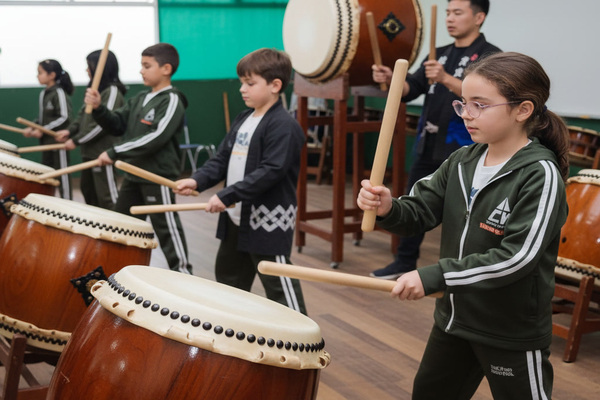 Escola com ensino da língua japonesa perto da Saúde