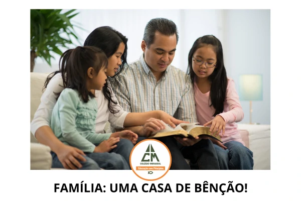 Família reunida na sala de estar lendo a Bíblia